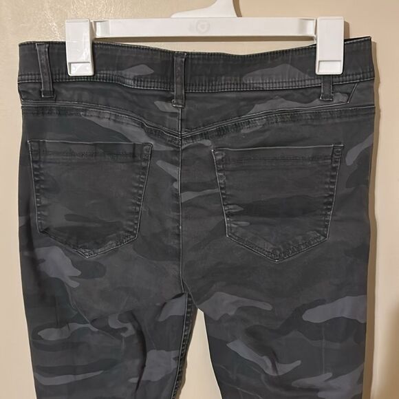 Democracy Pants Women's Gray Camouflage Camo Skinny Ab Technology - Picture 6 of 9
